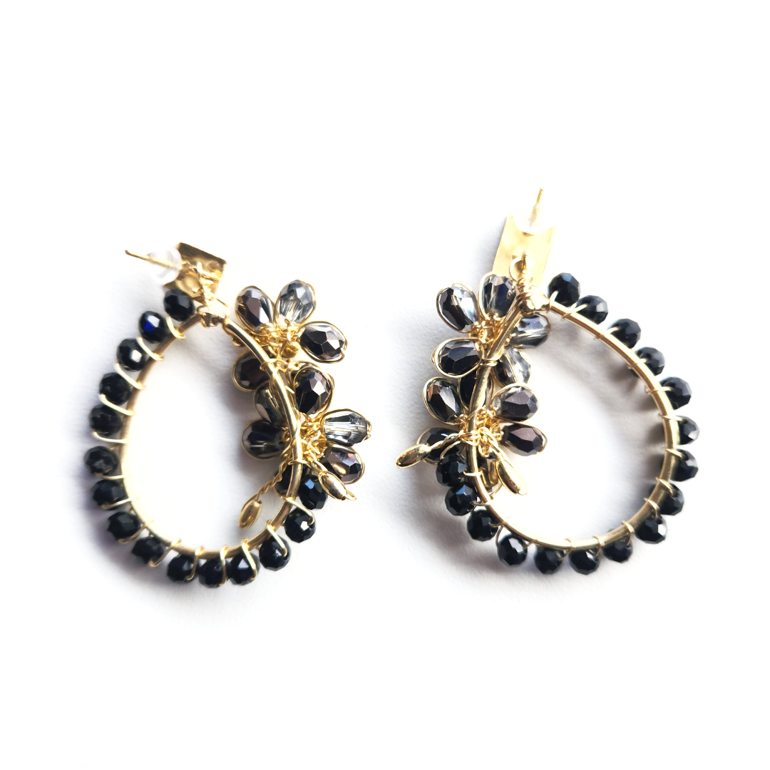 Oval earrings ending with two flowers in black Beaded